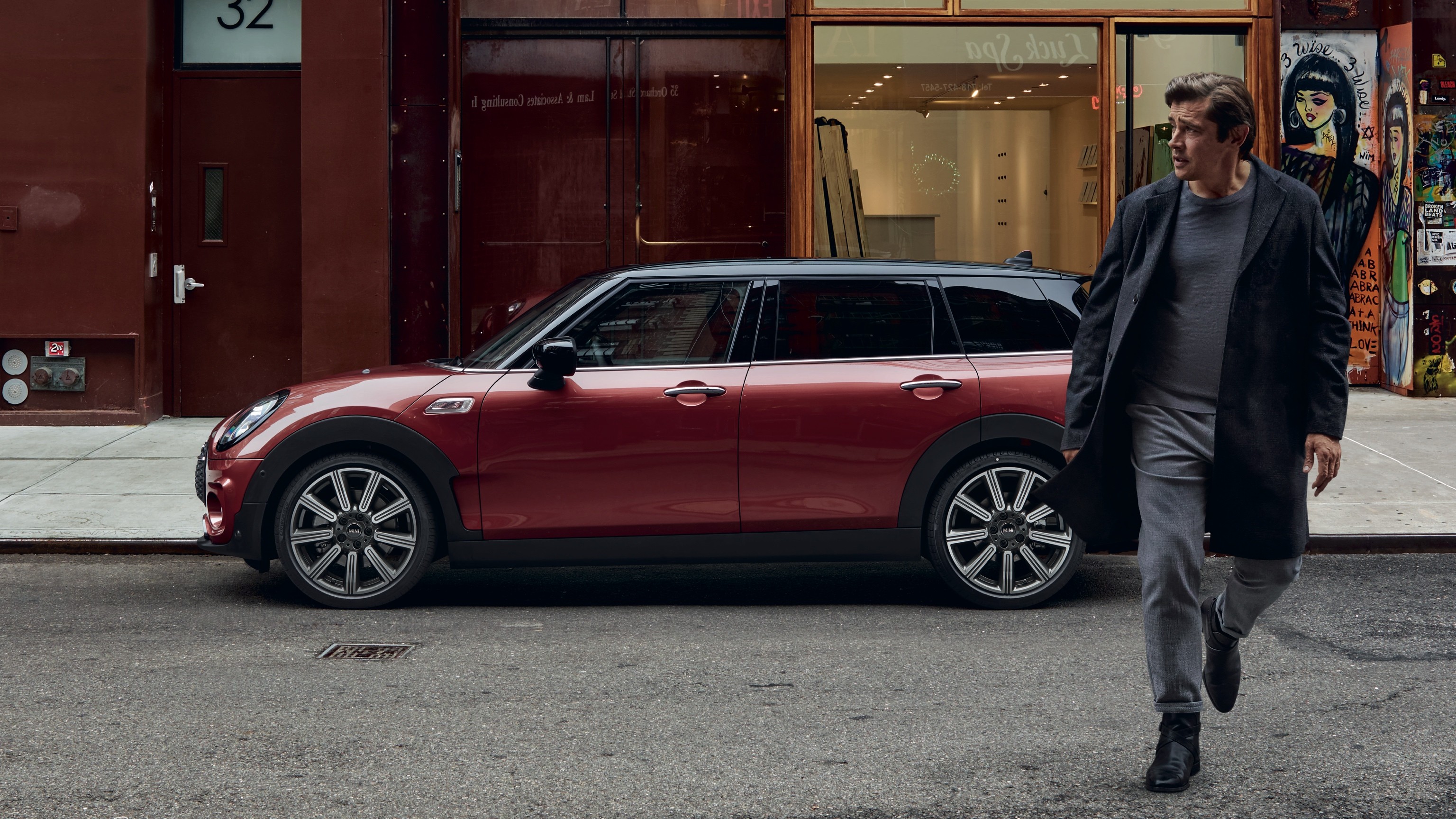 MINI Clubman - kırmızı ve siyah - yandan görünüm MINI Clubman - kırmızı ve siyah - yandan görünüm